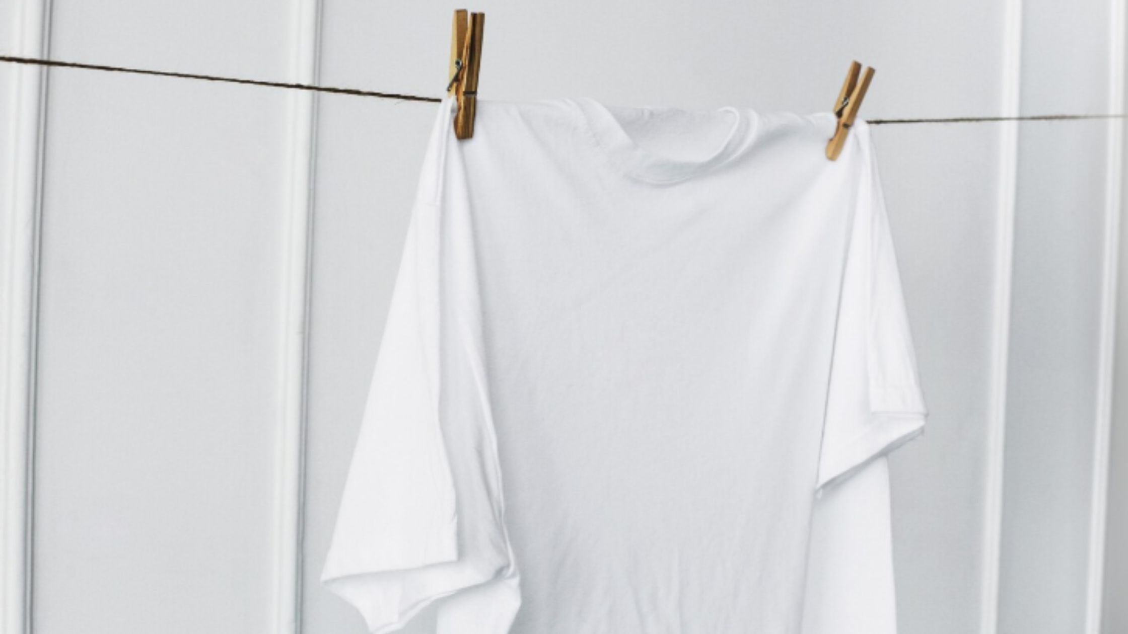 How to Clean the White T Shirts?