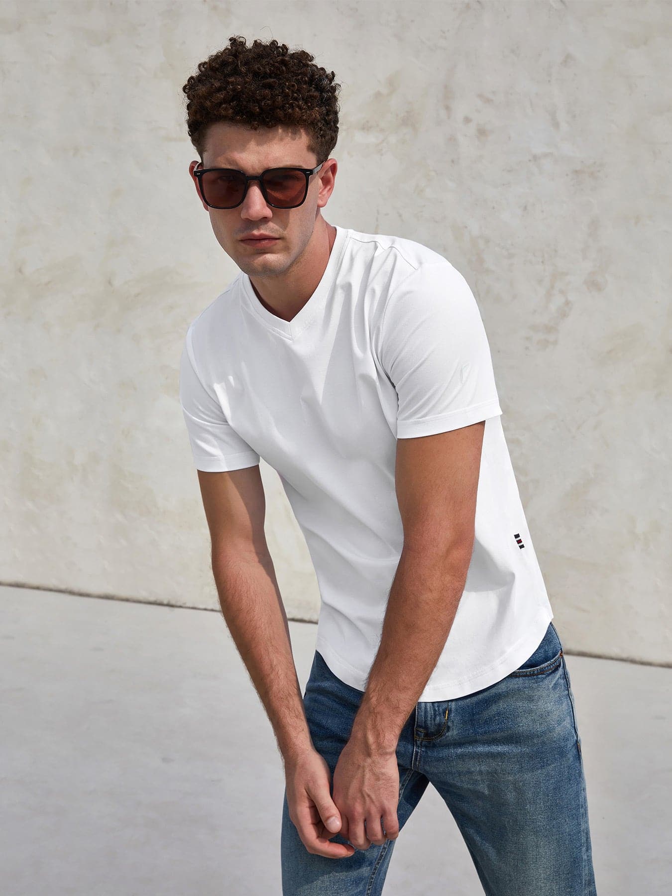 StayCool 2.0 T-Shirt mit V-Ausschnitt und geschwungenem Saum: Slim Fit