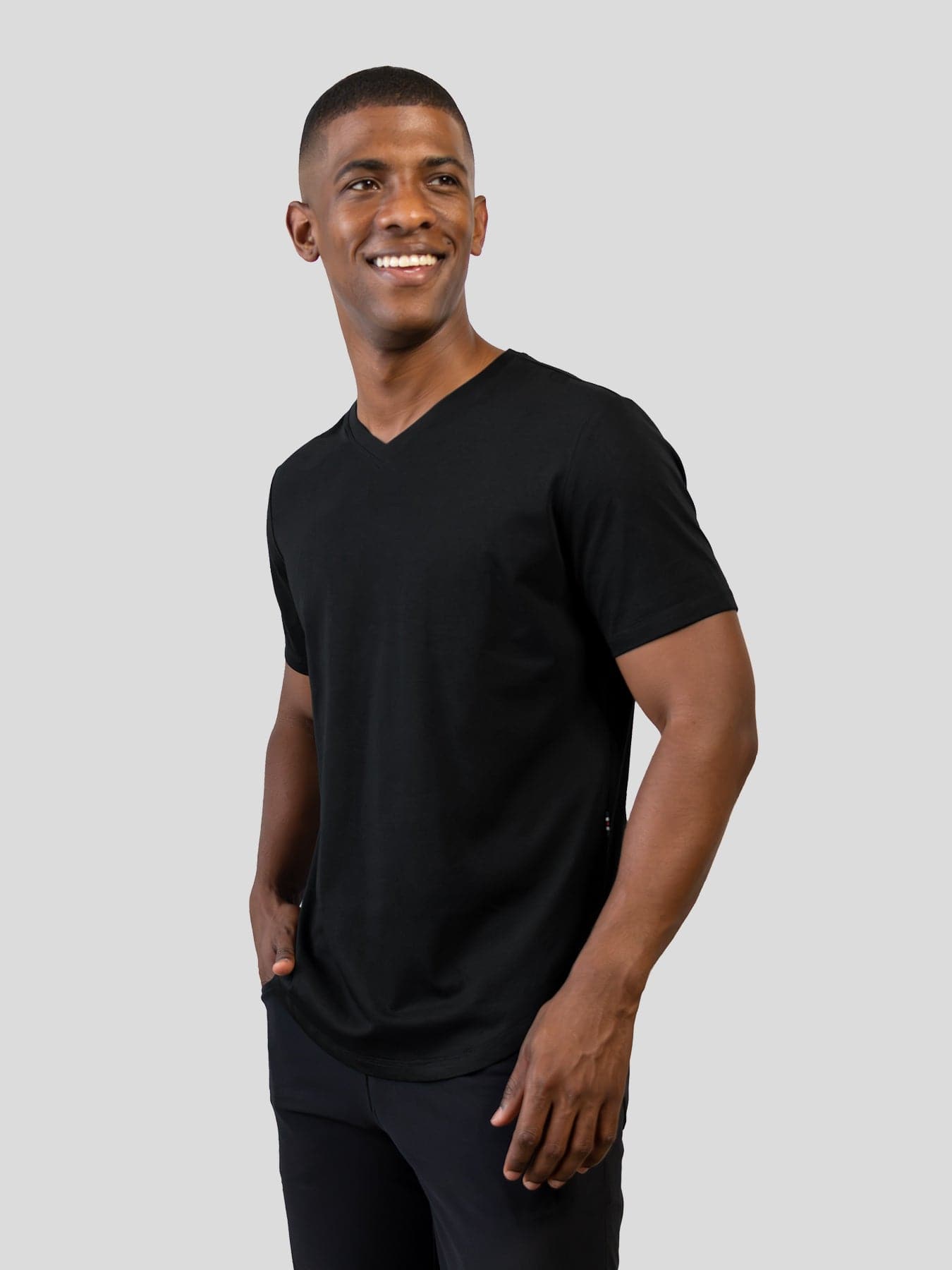 StayCool 2.0 T-Shirt mit V-Ausschnitt und geschwungenem Saum: Slim Fit