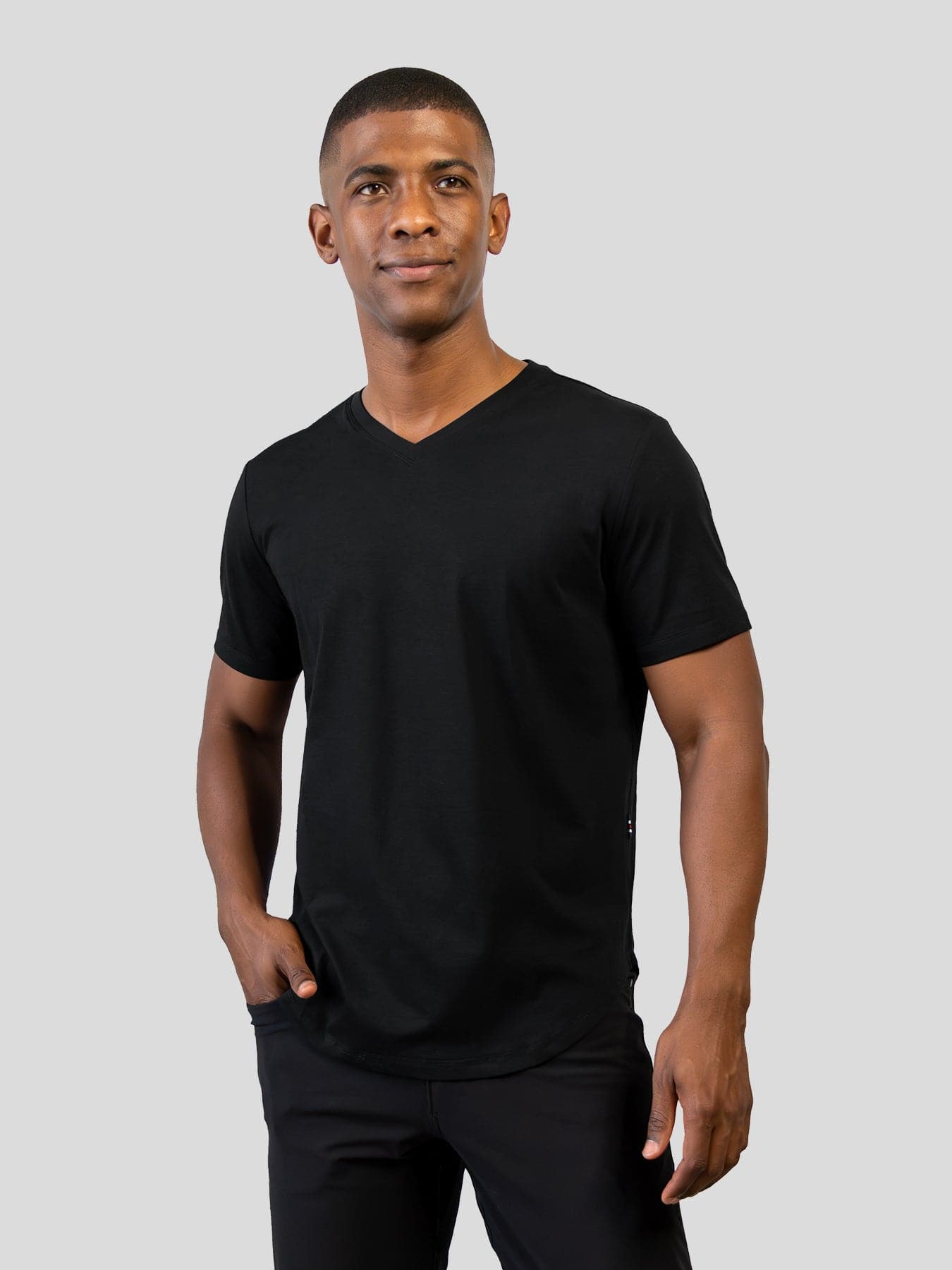 StayCool 2.0 T-Shirt mit V-Ausschnitt und geschwungenem Saum: Slim Fit