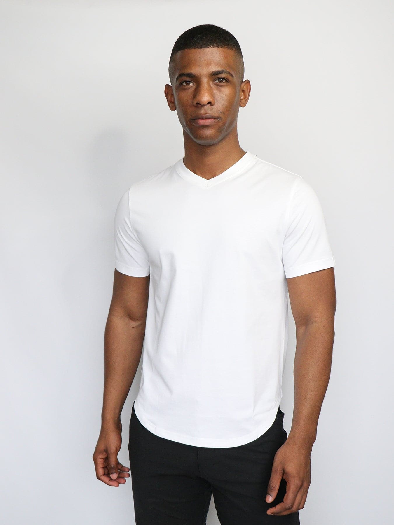 StayCool 2.0 T-Shirt mit V-Ausschnitt und geschwungenem Saum: Slim Fit