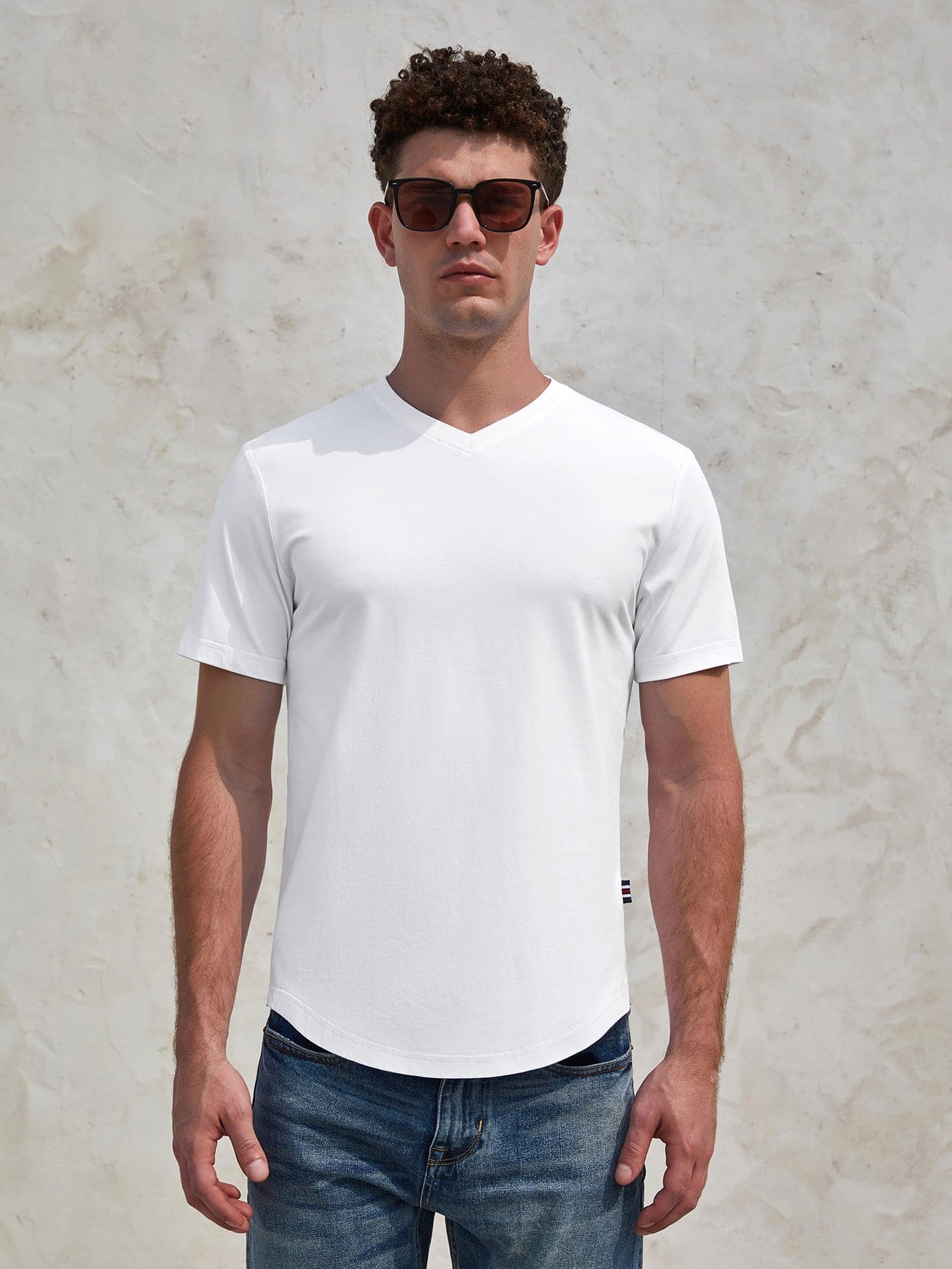 StayCool 2.0 T-Shirt mit V-Ausschnitt und geschwungenem Saum: Slim Fit