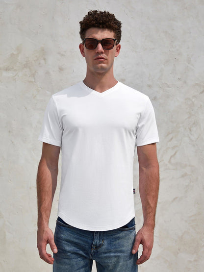 StayCool 2.0 T-Shirt mit V-Ausschnitt und geschwungenem Saum: Slim Fit