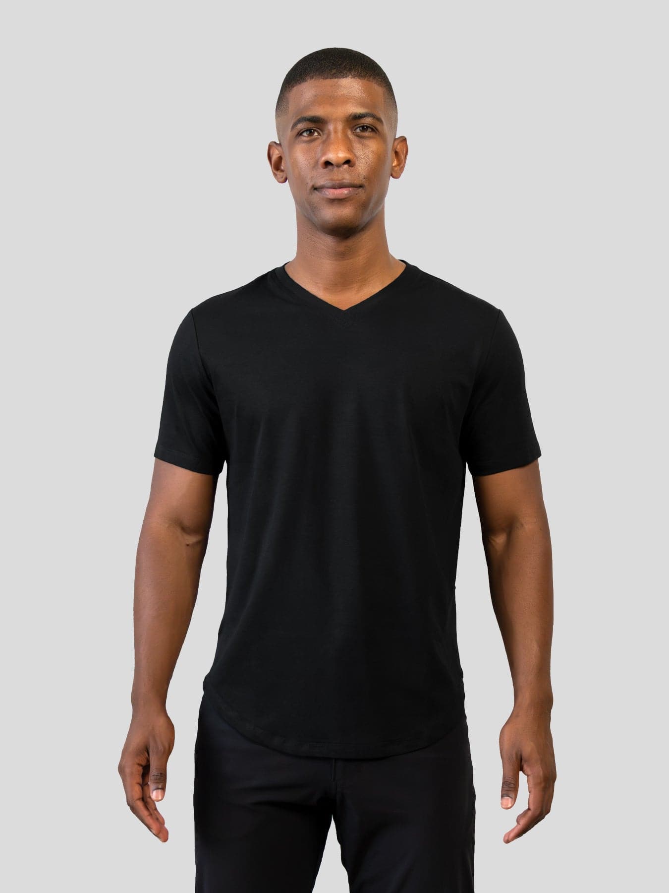 StayCool 2.0 T-Shirt mit V-Ausschnitt und geschwungenem Saum: Slim Fit