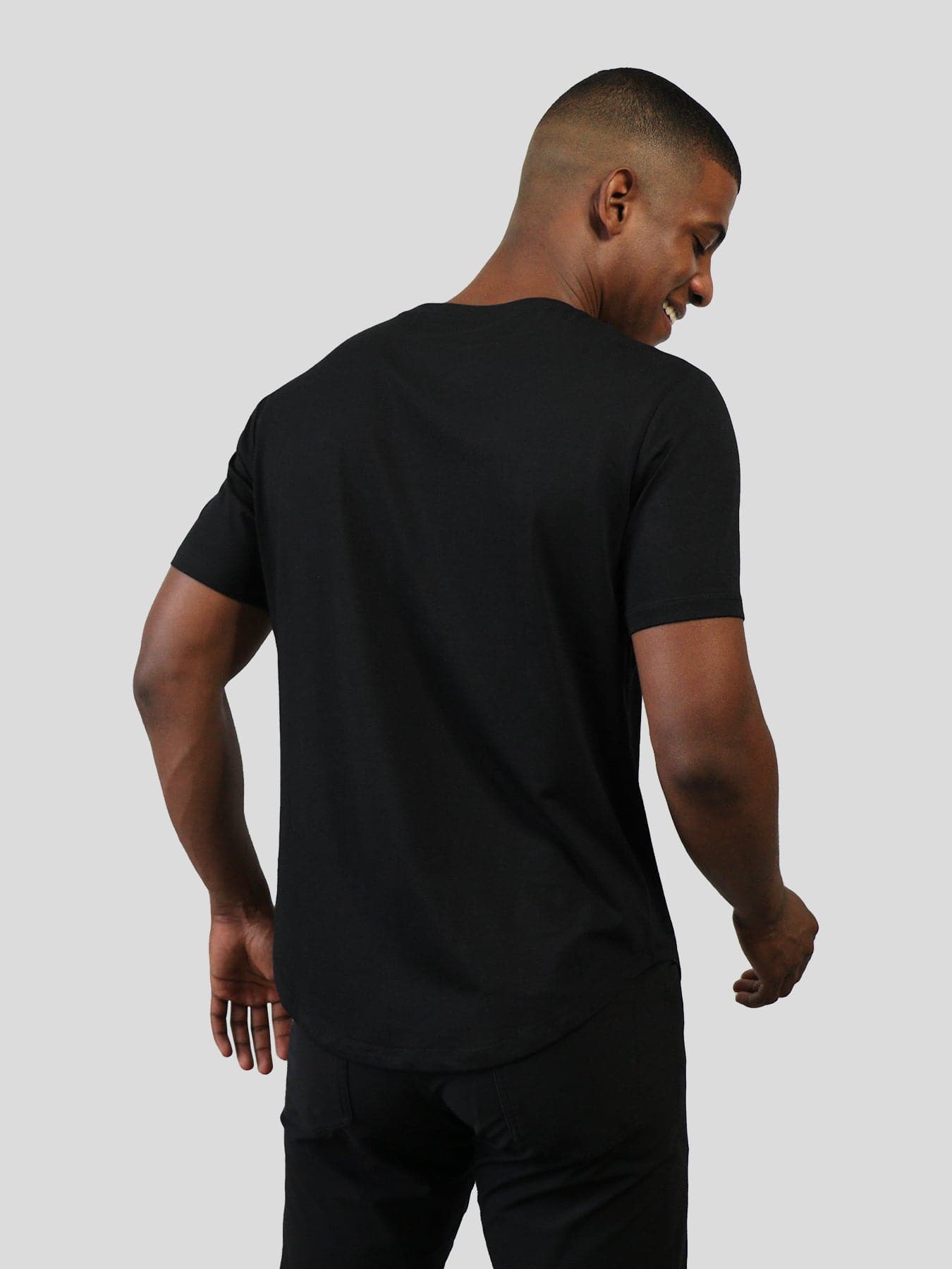 StayCool 2.0 T-Shirt mit V-Ausschnitt und geschwungenem Saum: Slim Fit