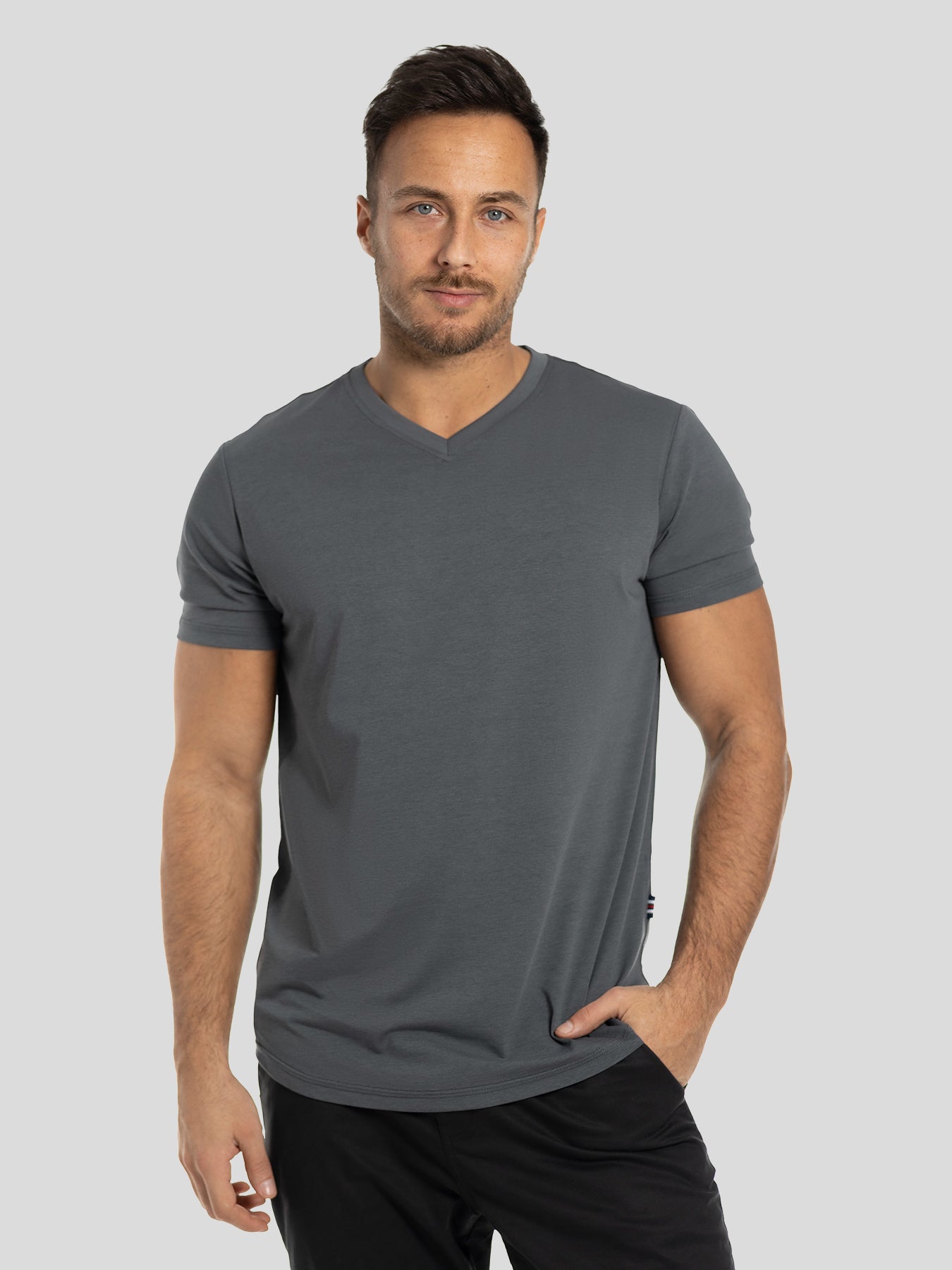 StayCool 2.0 T-Shirt mit V-Ausschnitt und geschwungenem Saum: Slim Fit