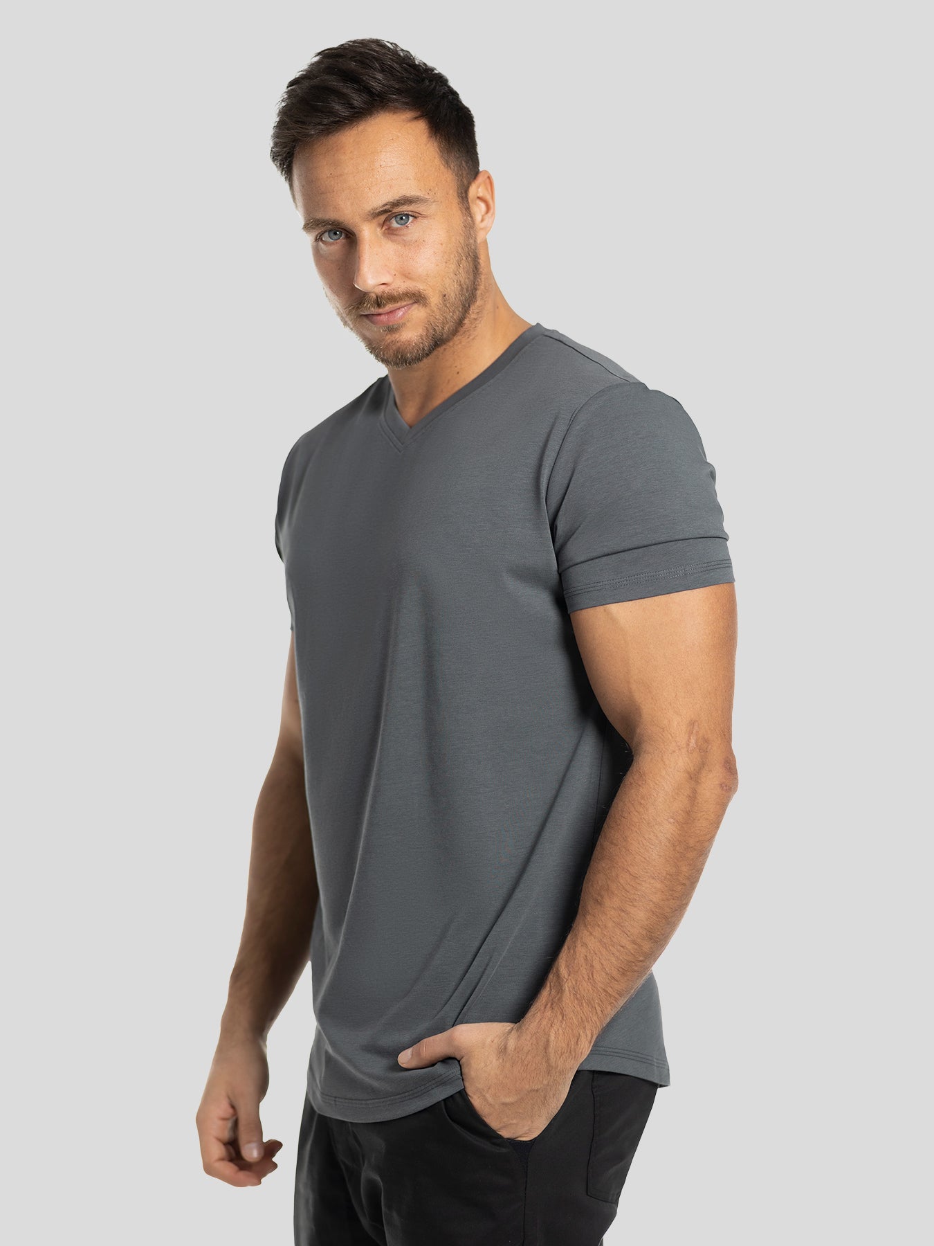 StayCool 2.0 T-Shirt mit V-Ausschnitt und geschwungenem Saum: Slim Fit