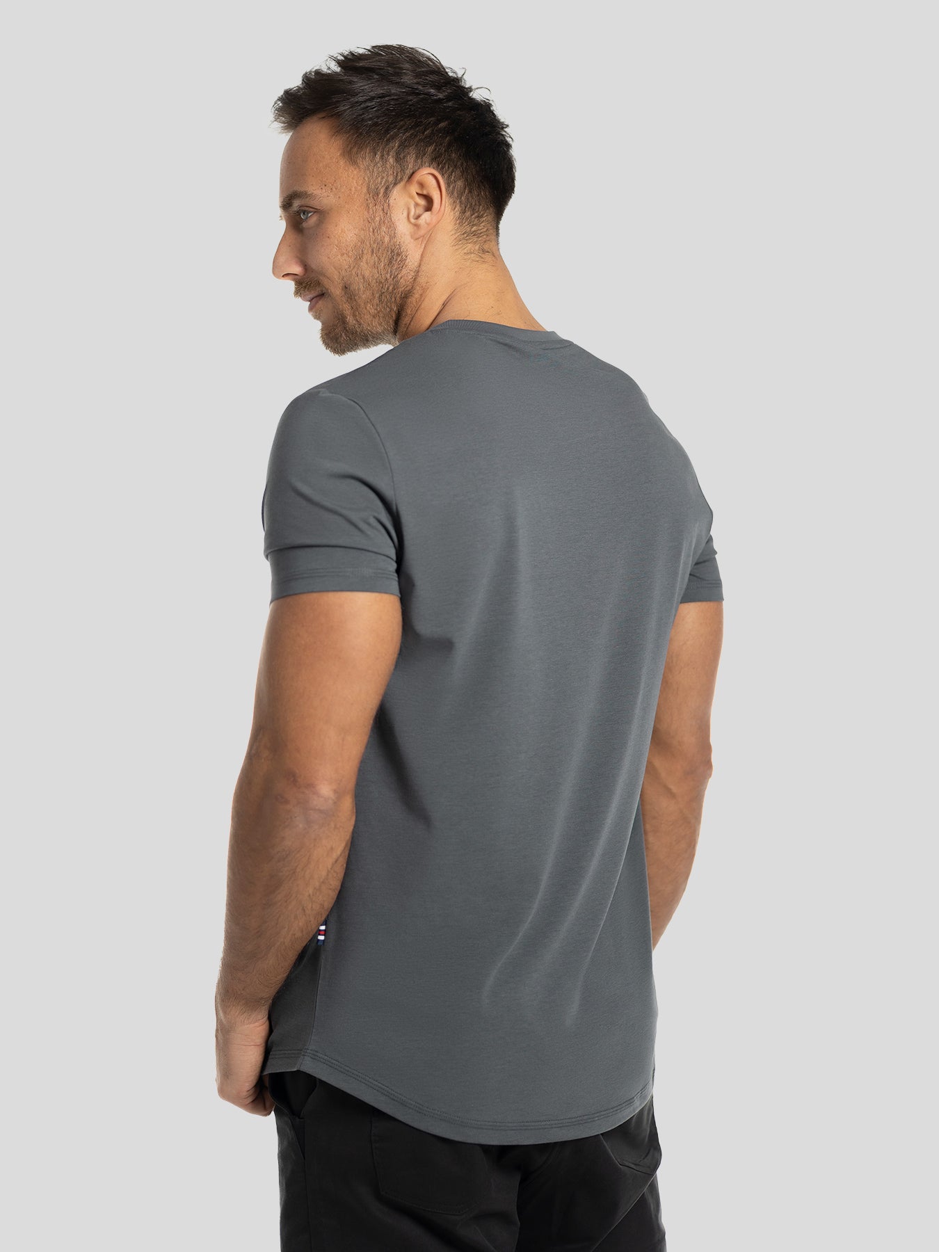 StayCool 2.0 T-Shirt mit V-Ausschnitt und geschwungenem Saum: Slim Fit