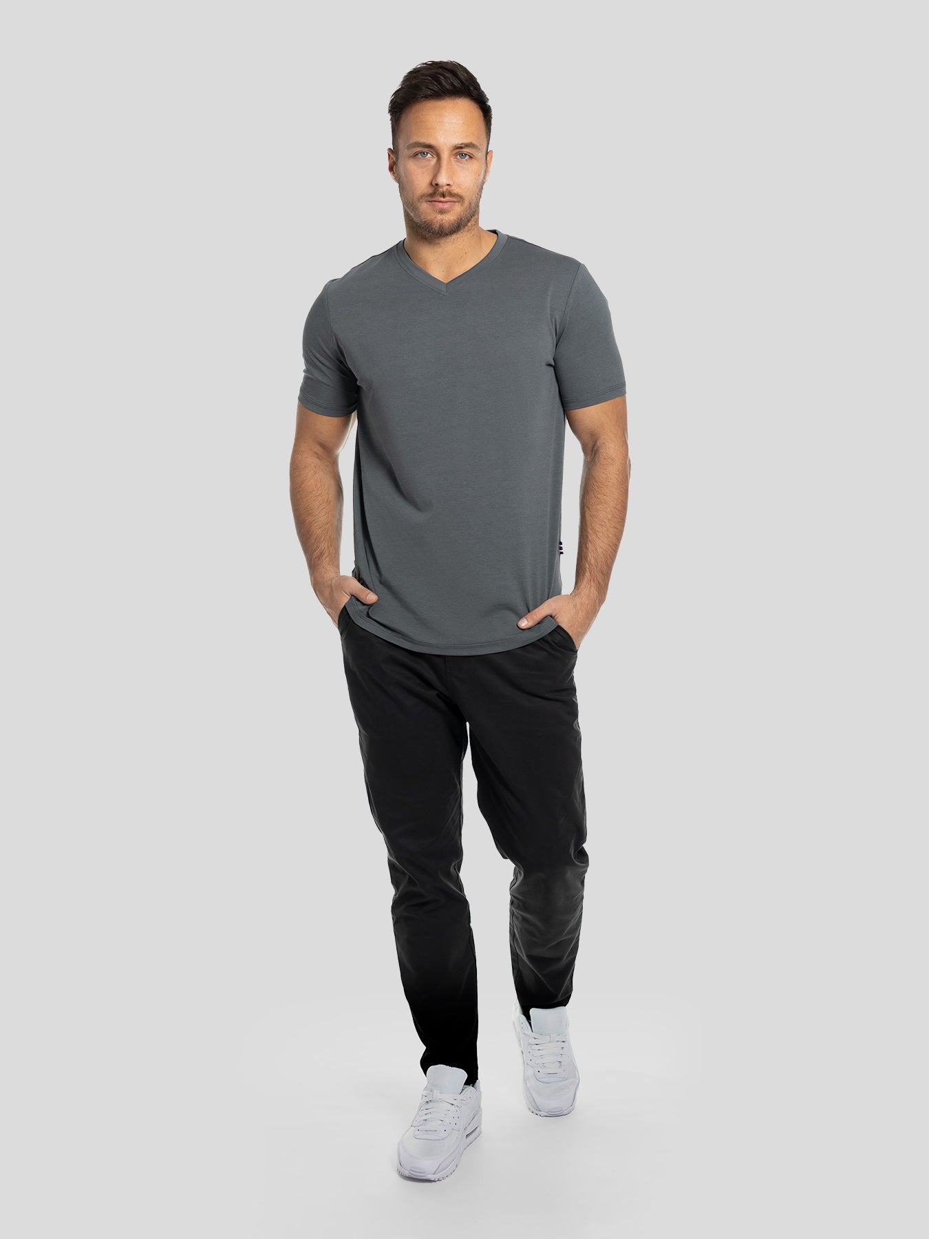 StayCool 2.0 T-Shirt mit V-Ausschnitt und geschwungenem Saum: Slim Fit